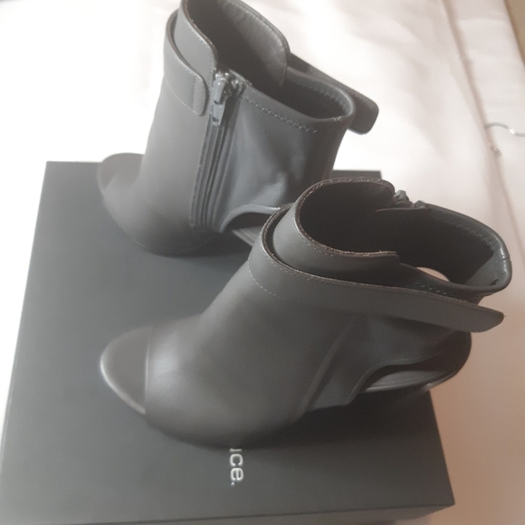 Vince Leather Block Heel Peep Toe Ankle Booties Sz-10 - Picture 5 of 15